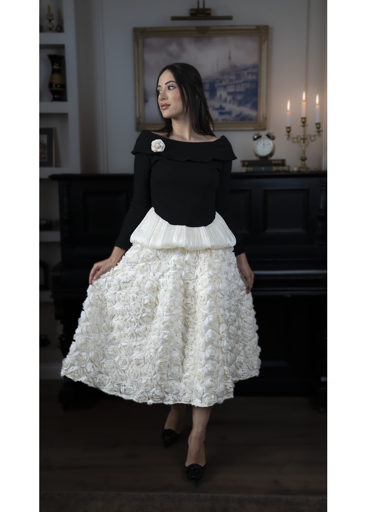 Gül Detaylı Düşük Omuz Bluz