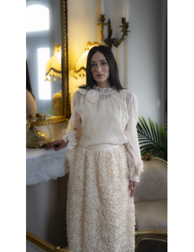 Kolları ve Yakası Güllü Bluz Krem