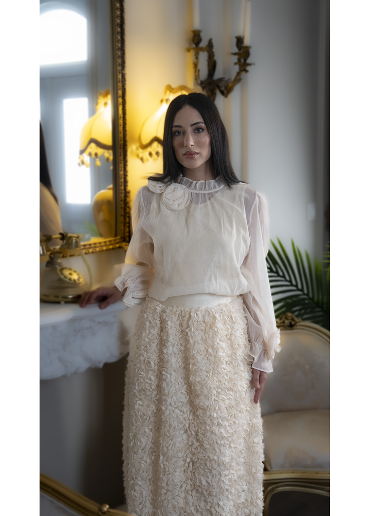 Kolları ve Yakası Güllü Bluz Krem