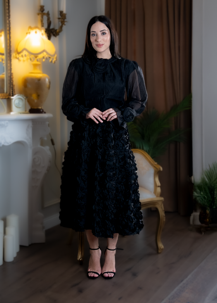 Kolları ve Yakası Güllü Bluz Siyah